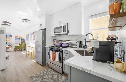 Ocean Beach Cottage | OB Surf House 1 Block to Beach/Shops/Bars- 7 Beds
