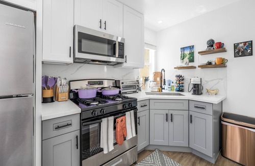 Ocean Beach Cottage | OB Surf House 1 Block to Beach/Shops/Bars- 7 Beds