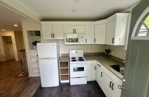 Masons Point Cottage | Oceanfront 2BR Private Cottage Pet FriendlynIn the Head Of Saint Margarets Bay