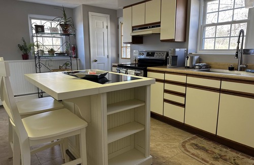Gloucester Apartment | Ocean Breeze/8-Minute Walk to Beach