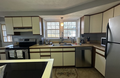 Gloucester Apartment | Ocean Breeze/8-Minute Walk to Beach