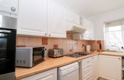 Brean Cottage | OCEAN BREEZE, pet friendly, with a garden in Brean