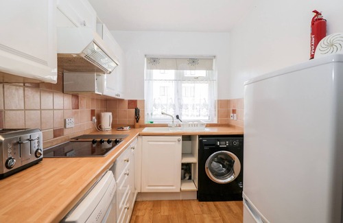Brean Cottage | OCEAN BREEZE, pet friendly, with a garden in Brean