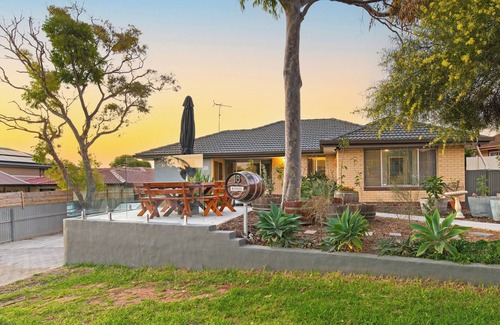 Hallett Cove Apartment | Ocean Breeze Studio 2min walk to train and ocean