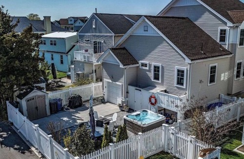 Gardens House | Ocean City—Exclusive Gardens neighborhood; 5 Bed rooms; walk to beach; bike ride