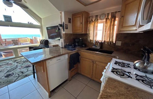 Smith River Cabin | Ocean Front Cabin 17 with Remarkable Views – Private Beach (Hot Tub Currently Not Operational)