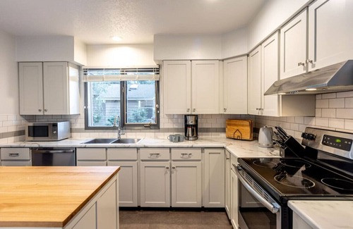 Regional District of Nanaimo House | Ocean Lookout Vacation Home