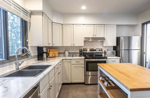 Regional District of Nanaimo House | Ocean Lookout Vacation Home