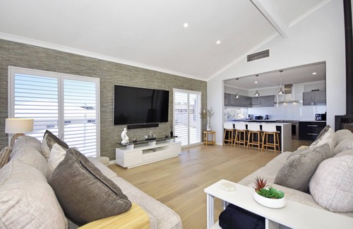 Yanchep House | Ocean Oasis home @ the beach with views and pool