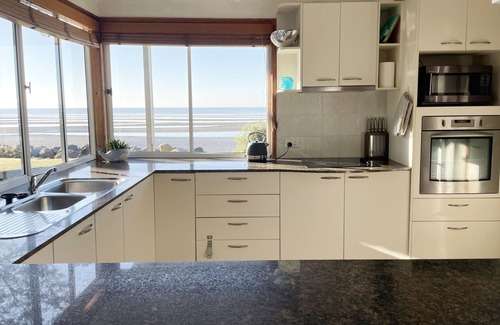 Beachmere House | Ocean Pearl - 3 Bedroom, Beachfront property!