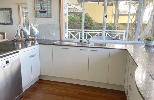 Beachmere House | Ocean Pearl - 3 Bedroom, Beachfront property!