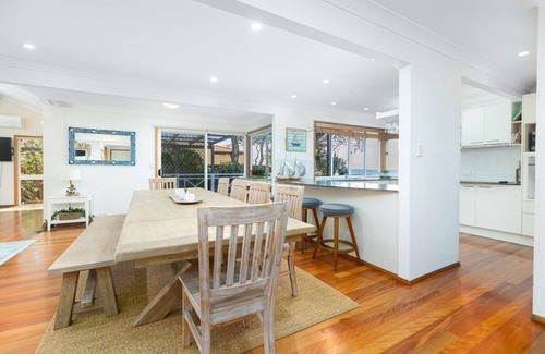 Beachmere House | Ocean Pearl - 3 Bedroom, Beachfront property!