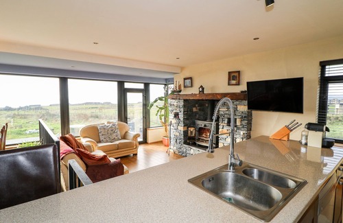 Maghery Cottage | OCEAN SAIL HOUSE, pet friendly in Dungloe, County Donegal
