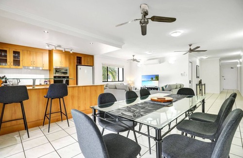 Yorkeys Knob Apartment | Ocean Spray- Beachfront Retreat with Ocean Views, Jacuzzi & Pool