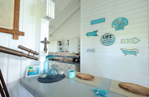 Antoneys Cay Apartment | Ocean view apartment just 3 min walk from the West Bay beach