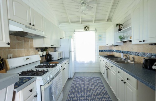 Antoneys Cay Apartment | Ocean view apartment just 3 min walk from the West Bay beach