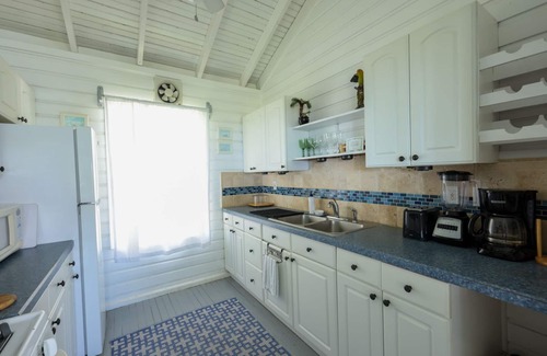 Antoneys Cay Apartment | Ocean view apartment just 3 min walk from the West Bay beach