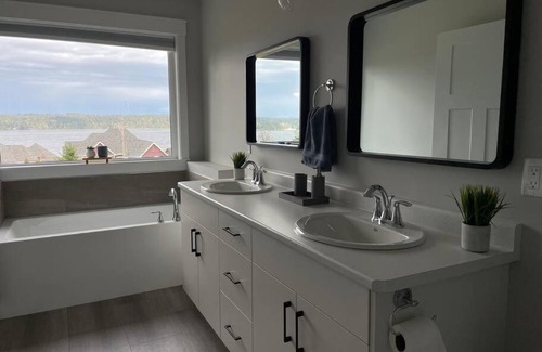 Campbell River House | Ocean View Oasis