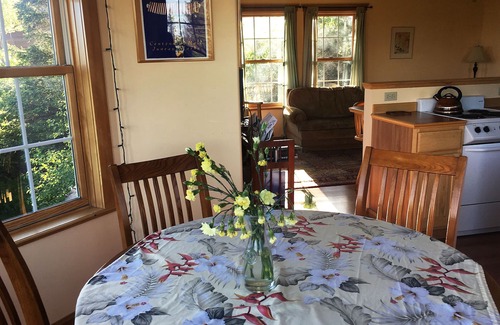 Homer Apartment | Ocean View Suite Homer Alaska Cafe/Bookshop/Beach