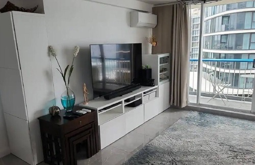 Gold Coast House | Ocean view unit, close to Surfers Paradise beach