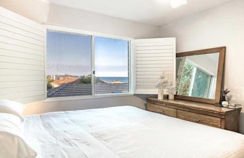 Collaroy Beach Apartment | Ocean Views 2-Bed Apartment Minutes from Beach