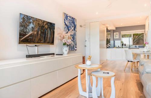 Collaroy Beach Apartment | Ocean Views 2-Bed Apartment Minutes from Beach