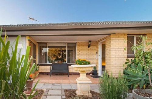 Hallett Cove Apartment | Ocean Views Apartment 2 min walk to train & ocean