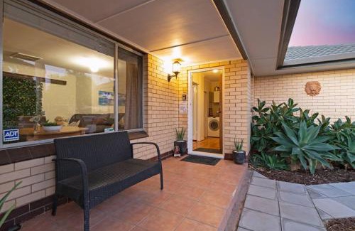 Hallett Cove Apartment | Ocean Views Apartment 2 min walk to train & ocean