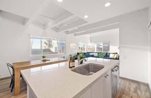 Mission Beach House | Ocean Views, Steps to Beach, Rooftop, Firepit