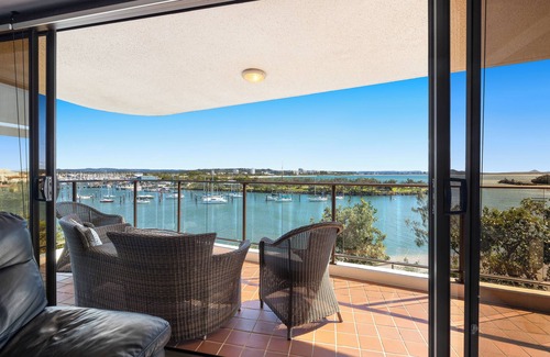Buddina Apartment | Oceanfront 2-Bedroom Coastal apartment