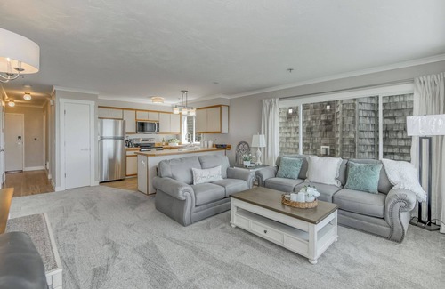 Seaside Condo | Oceanfront 2rd floor Balcony 2 blocks to Turnaround-Work Remotely