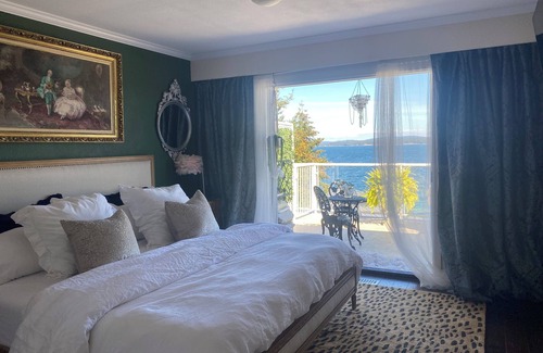 Chemainus Bed & Breakfast | Oceanfront, beach access Cozy bed & breakfast loaded amenities , Sunny Saltair