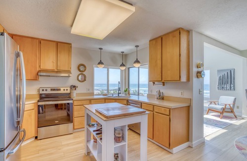 Lincoln City House | Oceanfront Beauty By Beach Access Brings Privacy, Relaxation and Hot Tub!