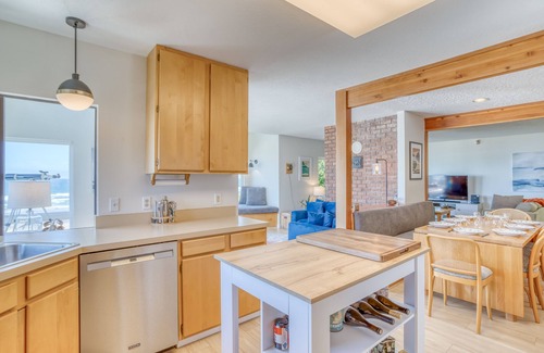 Lincoln City House | Oceanfront Beauty By Beach Access Brings Privacy, Relaxation and Hot Tub!