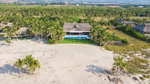 Barra de Colotepec Villa | Oceanfront Casa Rhino
