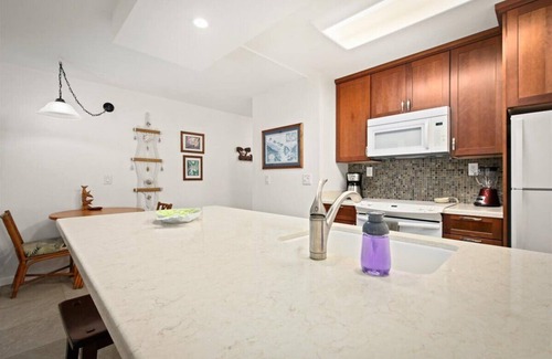Kailua-Kona Condo | Oceanfront Condo, 5G Wi-Fi, King Bed, Hot Tub/Pool, Free Parking