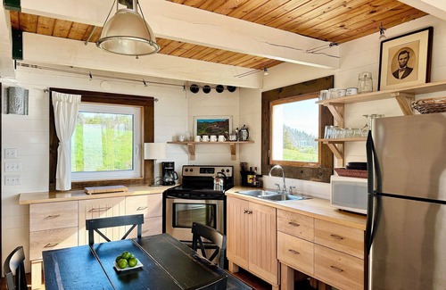 Chimney Corner Cottage | Oceanfront Cottage with Awesome Views, 2 min. to Beach, near Cabot Trail & Park