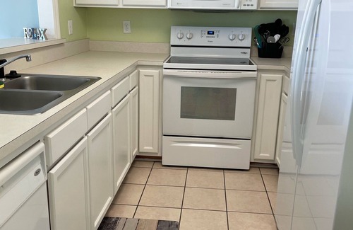 Kure Beach Condo | Oceanfront Ground Floor Condo with Pool- Riggings D1