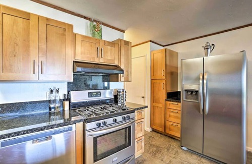 Ualapue Condo | Oceanfront, king bed, queen murphy bed, beach/pickleball supplies & car option