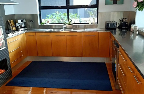 Port Kembla House | OCEANFRONT, PORT KEMBLA n- Sleeps 10n- 4 Bedroomsn- + Foldoutn- Great Viewsn