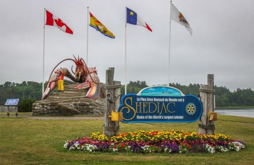 Shediac Apartment | Oceanfront Retreat Behind Ice Cream Shop