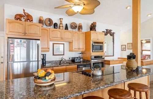 Makaha House | Oceanfront Sandy Beach 6 Bedrooms 4 Baths Jacuzzi