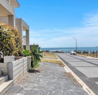 Christies Beach House | Oceanside at Christies Beach - Contemporary Comfort