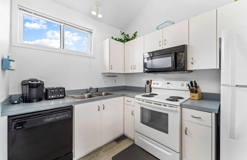 Ocean Sands Condo | Oceanside condo with pool, tennis, 2 balconies, central AC, & washer/dryer
