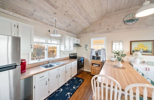 Mattapoisett Cottage | Oceanside Cottage with Private Beach Access