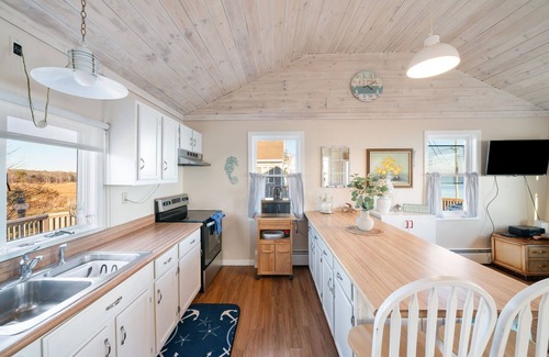 Mattapoisett Cottage | Oceanside Cottage with Private Beach Access