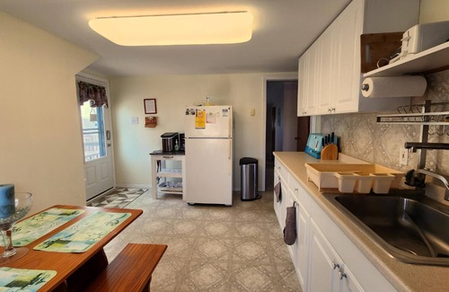 Beach Haven Terrace Apartment | OCEANSIDE Getaway: Affordable 3 Bedroom, Top Floor Apartment with Pickleball Fun