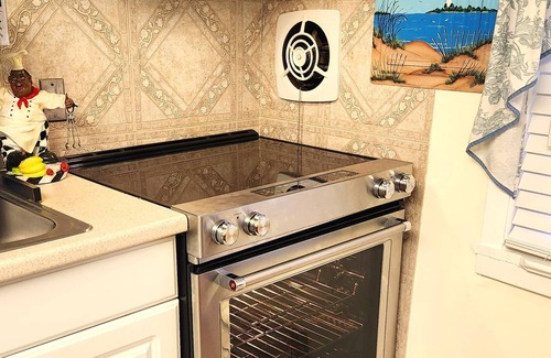 Beach Haven Terrace Apartment | OCEANSIDE Getaway: Affordable 3 Bedroom, Top Floor Apartment with Pickleball Fun