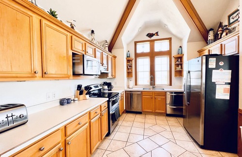 Whalehead Beach House | Oceanview! 500ft to Beach, GameRoom, PoolHeat, Spa