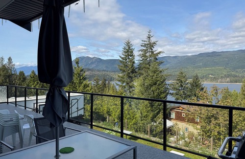 West Porpoise Bay House | Oceanview short term rental at lookout Avenue.